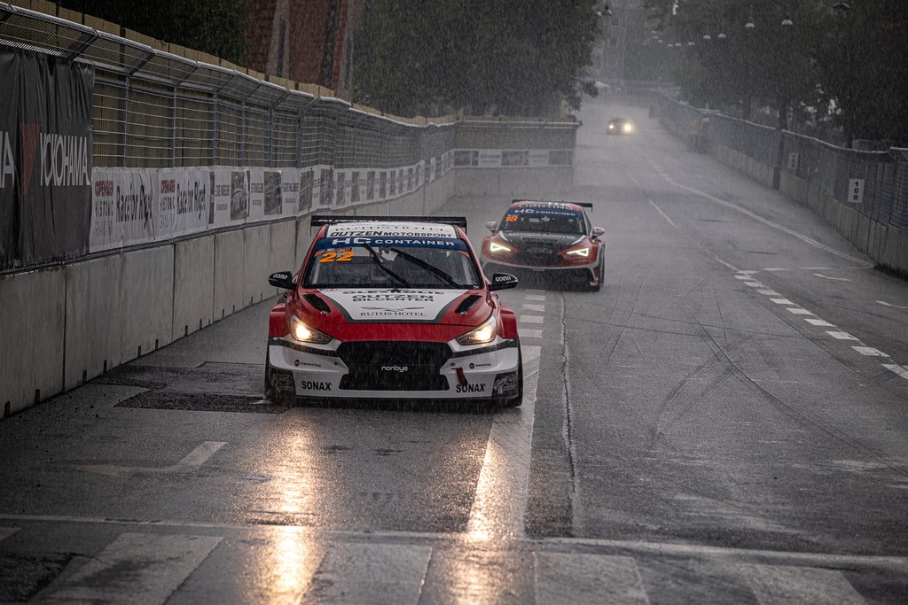 Regnen faldt tungt sidst i tredje heat på Bellahøj
(Foto: Kim Gripping/TCR Denmark)